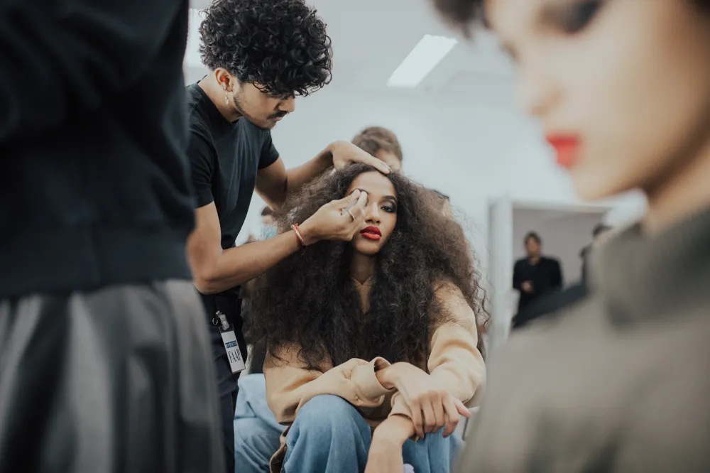 Cabeleireiro atendendo cliente em um salão de beleza