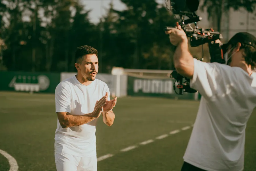 Câmera registrando um homem em um campo