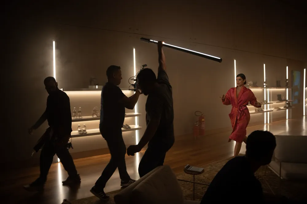 Bastidores de uma gravação em set com luzes