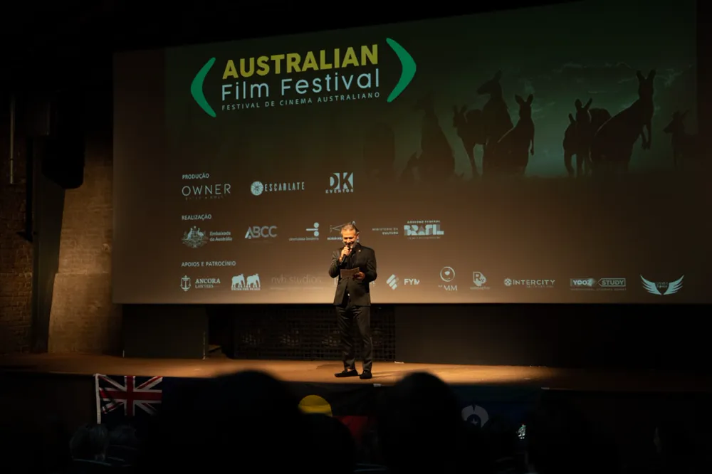 Palestrante no palco de um festival de cinema